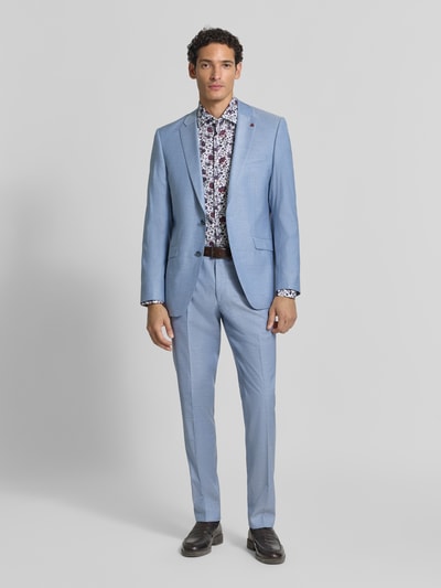 Männermodel trägt Slim Fit Anzug aus Schurwoll-Mix mit Viskose-Anteil von ROY ROBSON in Hellblau, glatte Textur, Ganzkörperansicht von vorne.