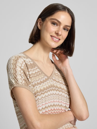 Frauenmodel trägt Strickshirt mit V-Ausschnitt und Kappärmeln Modell 'Shani' von MOS MOSH aus Baumwoll-Mix, Nahaufnahme Oberkörper.