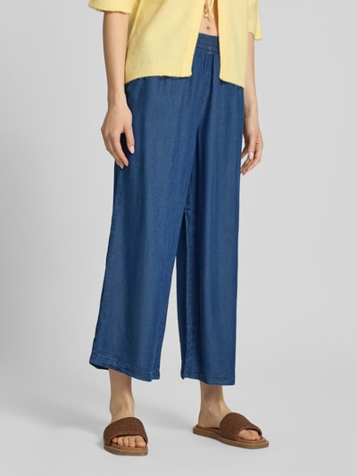 Frauenmodel trägt Relaxed Fit Culotte aus reinem Lyocell Modell 'CHARIS' von Only in Denim-Optik, elastischer Bund, Popeline, seitliche Eingrifftaschen, Ganzkörperansicht von vorne.
