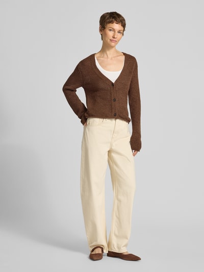 Frauenmodel trägt Slim Fit Strickjacke aus Baumwoll-Mix von Marc O'Polo, Optik: Unifarben, Materialverarbeitung: Strick, Ganzkörperansicht von vorne.