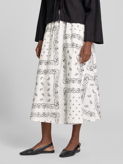Frauenmodel trägt Ausgestellter Maxi-Rock aus reiner Baumwolle Modell 'CARAVAN' von Weekend Max Mara mit schwarz-weißem Allover-Muster, Popeline-Struktur, elastischer Bund, Ganzkörperansicht von vorne.