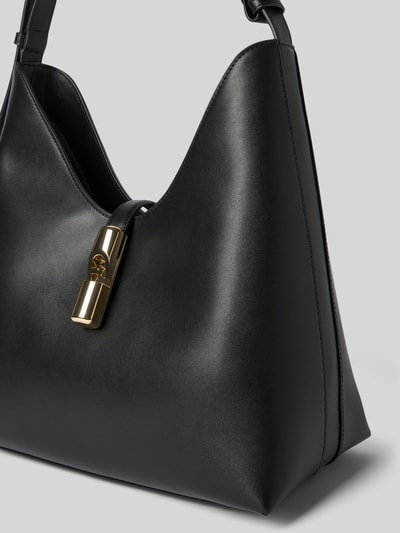 Produktfoto, Handtasche mit Logo-Detail Modell 'Goccia' von FURLA, schwarze glatte Oberfläche, goldener Riemenverschluss, Hauptfach, verstellbarer Trageriemen, Breite 25 cm, Länge 31 cm, Tiefe 15 cm, Schulterriemen 42 cm.