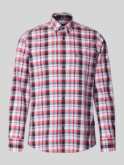 Produktfoto, Vrijetijdsoverhemd met knoopsluiting van Bugatti in rood, wit en donkerblauw ruitpatroon, puur katoen, regular fit, button-downkraag, borstzak met labelstitching, ruglengte maat M 78 cm, schouderbreedte 45 cm, mouwlengte 66 cm.