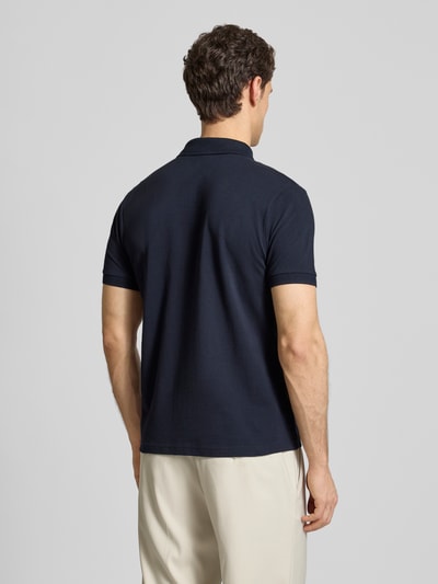Männermodel trägt Regular Fit Poloshirt aus bawełna von HECHTER PARIS, kołnierzyk polo, detal z logo, długość tyłu 66 cm, krój regular fit, Ganzkörperansicht Rückansicht