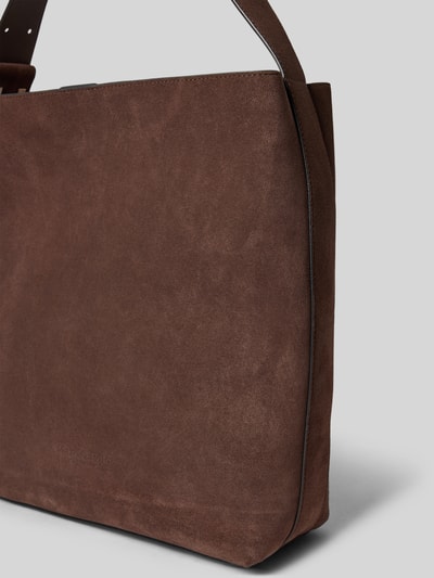 Produktfoto, Shopper aus echtem Kalbsleder Modell 'ARINA' von Marc O'Polo w kolorze brązowym, prostokątny kształt, matowa tekstura, z odpinaną wewnętrzną kieszenią, materiał welur, widoczne tłoczone logo marki