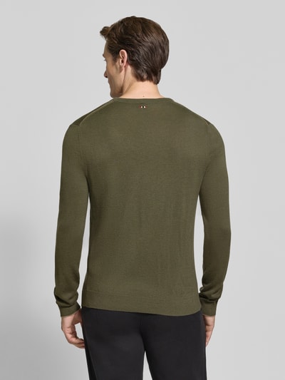 Męski model nosi sweter wełniany Slim Fit z czystej wełny Model 'DAMAVAND' od Napapijri, detal z logo, elastyczne wykończenia, długość tyłu 66 cm, długość rękawów 69 cm, kolor oliwkowy, widok całej sylwetki z tyłu.
