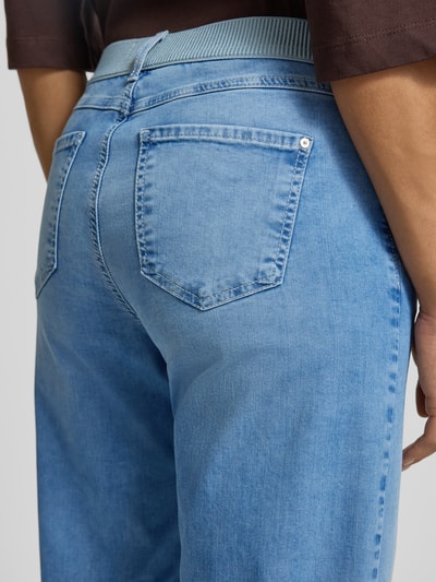 Frauenmodel trägt Caprijeans mit elastischem Bund Modell 'Linn' von Angels aus Baumwoll-Mix, hellblaue Waschung, Detailaufnahme Rückansicht.