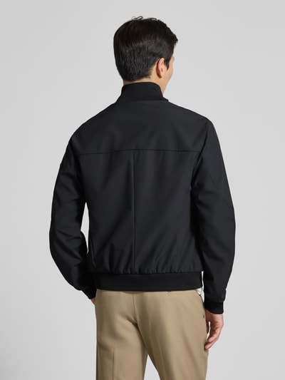 Männermodel trägt schwarze Jacke mit Stehkragen Modell 'POTOSI' von Peuterey, Material-Mix, Rückenansicht, Ganzkörperansicht Rückansicht.