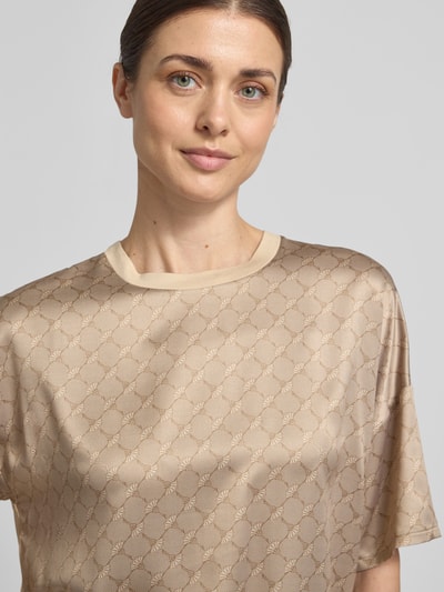 Frauenmodel trägt T-Shirt aus Viskose-Elasthan-Mix Modell 'Tracy' von JOOP! mit Allover-Muster, Rundhalsausschnitt, Nahaufnahme Oberkörper.