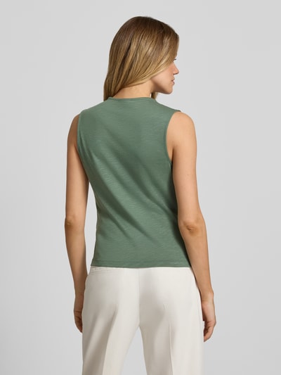 Frauenmodel trägt Top mit Wasserfall-Ausschnitt von Jake*s Collection in Grün, Fein strukturierter Baumwoll-Modal-Mix, Ganzkörperansicht Rückansicht.