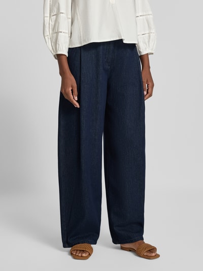 Vrouwenmodel draagt Wide Leg Jeans met Steekzakken van Luisa Cerano in donkerblauw, dames jeans, knoop- en ritssluiting, Achterzak, Bandwijdte maat 36: 37 cm, Binnenbeenlengte maat 36: 81 cm, wide leg fit, detailopname onderlichaam