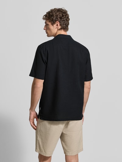 Männermodel trägt Relaxed Fit Freizeithemd aus Leinen-Baumwoll-Mix von Lindbergh in Schwarz, Reverskragen, Knopfleiste, Rückenlänge 76 cm, Schulterbreite 47 cm, Ärmellänge 25 cm, Ganzkörperansicht Rückansicht.