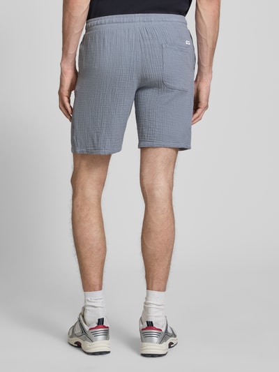 Mannenmodel draagt Shorts met elastische band model 'JAIDEN PATRAS' van Jack & Jones, puur katoen, regular fit, grijs, textuur, binnenbeenlengte 22 cm, bandwijdte maat M 43 cm, tunnelkoord, complete achteraanzicht.