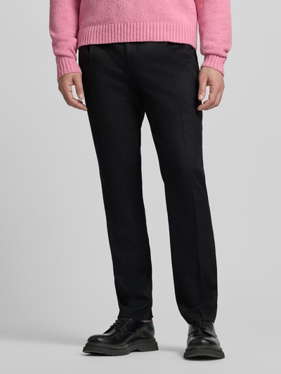 Männermodel trägt Slim Fit Stoffhose aus Lyocell-Mix Modell 'GETLIN251F3' von HUGO in Schwarz, Twill, unifarben, Nahaufnahme Unterkörper.