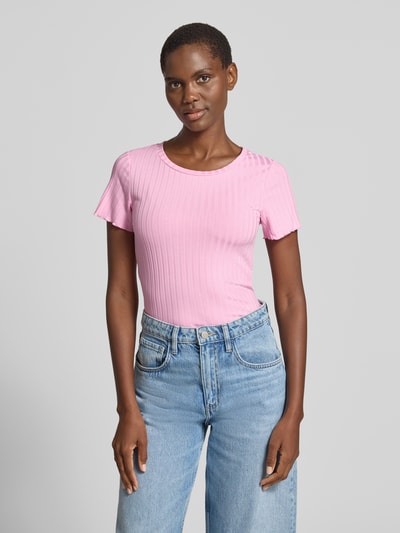 Frauenmodel trägt T-Shirt aus Viskose-Mix in Ripp-Optik von Rich & Royal, Slim-Fit, Rundhalsausschnitt, sanftes Rosa, Nahaufnahme Oberkörper. Damen T-Shirt mit Stretch-Anteil, Rückenlänge bei Größe S: 51 cm, klare Linien und feine Struktur.