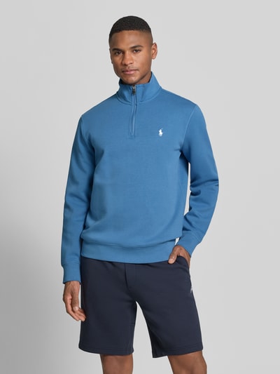 Męski model nosi Regular Fit Sweatshirt aus Baumwoll-Mix von Polo Ralph Lauren, efekt: jednolity kolor, krój regular fit, wyhaftowane logo, kołnierz zapinany, długi rękaw, mieszanka bawełny, całkowity widok z przodu.