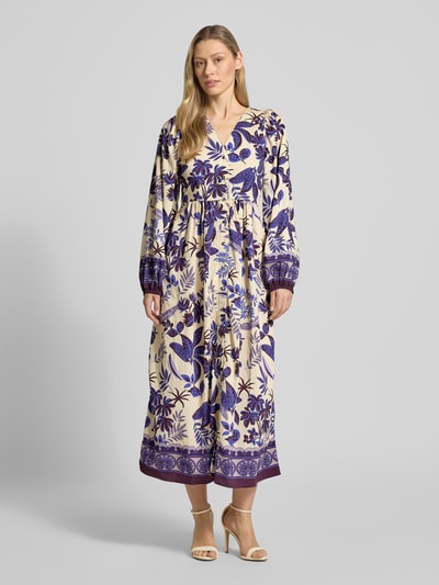 Frauenmodel trägt Midikleid aus Viskose-Mix Modell 'Sarai' von LOLLYS LAUNDRY mit Allover-Look, V-Ausschnitt, 3/4-Arm, Ganzkörperansicht von vorne.