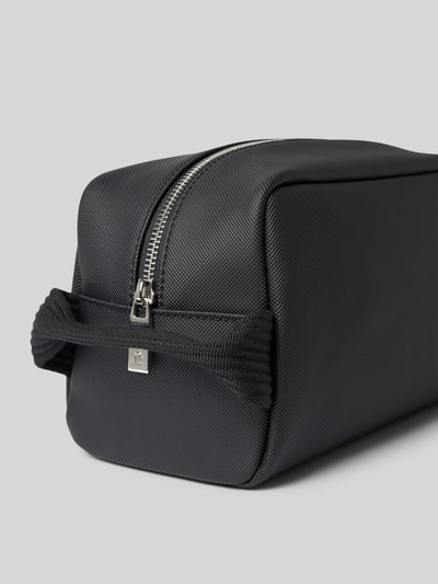 Produktfoto, Kulturbeutel mit Logo-Patch Modell 'Classic Toilet Kit' von Lacoste, schwarze strukturierte Oberfläche, Herren kosmetyczka