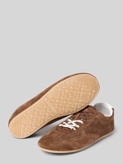 Produktfoto, Sneaker aus Leder mit Schnürung und Gummisohle von ALOHAS, braunes Echtleder, Label-Detail, strukturierte Gummisohle, Damen Sneaker, abgerundete Spitze, 1 cm Absatzhöhe, Schafthöhe 9 cm, Schaftweite 9 cm.
