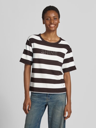 Kobieta modelka ma na sobie Sweatshirt mit 1/2-Arm und Ziersteinbesatz od monari, Mieszanka wiskozy z dodatkiem streczu, krój regular fit, wzór na całej powierzchni, obszycie ozdobnymi kamieniami, okrągły dekolt, Rękaw o dł. 1/2, przód w całości.