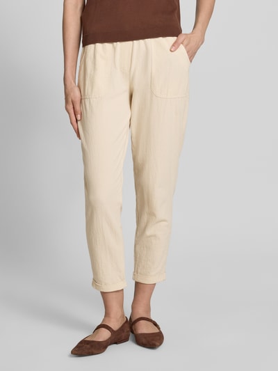 Frauenmodel trägt Hose mit elastischem Bund und Tunnelzug Modell 'Cissie' von Soyaconcept aus Reine Baumwolle, Relaxed-Fit, cremefarben, Ganzkörperansicht von vorne. Damen HOSE, Bundweite 33 cm, Innenbeinlänge 65 cm bei Größe S.