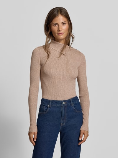 Frauenmodel trägt Slim Fit Pullover aus Viskose-Mix in Strick-Optik von MYON, beigefarbene Feinstruktur, dezente Knopfleiste, Nahaufnahme Oberkörper.