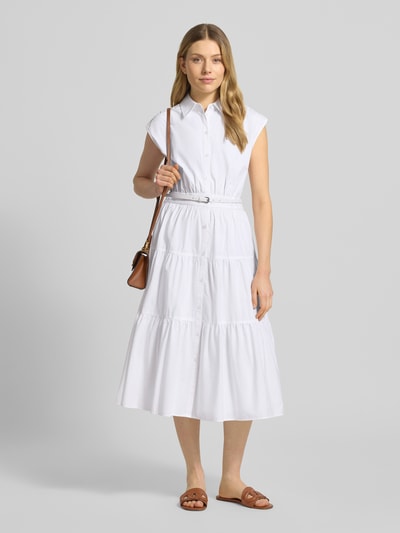 Frauenmodel trägt Hemdblusenkleid mit Gürtel und Knopfleiste von MICHAEL Michael Kors in Weiß, reine Baumwolle, tailliert, Ganzkörperansicht von vorne.