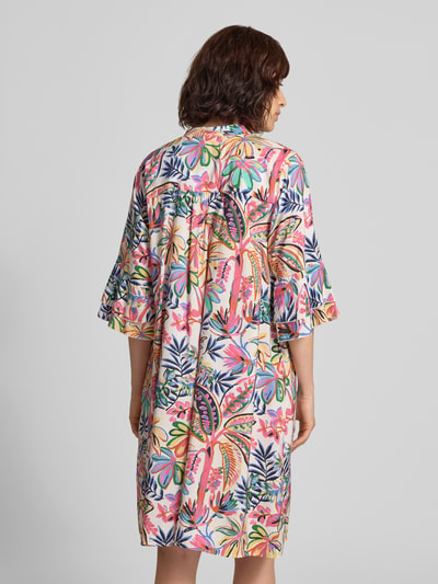 Frauenmodel trägt Relaxed Fit Hemdblusenkleid aus Viskose-Mix von Milano Italy mit floralem Allover-Print, Halbarm, Rückenansicht