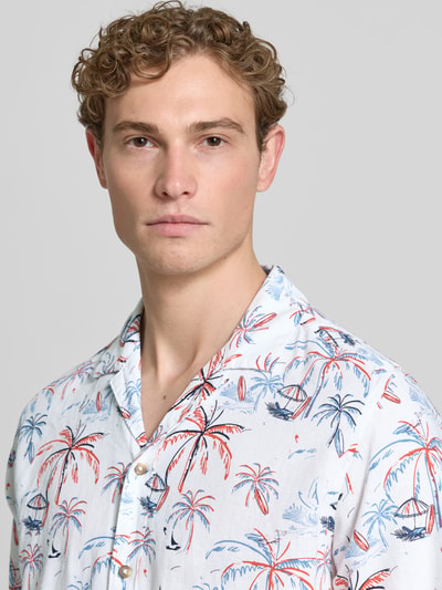 Männermodel trägt Regular Fit Freizeithemd aus Viskose-Leinen-Mix von Tom Tailor, Optik:Allover-Muster, Reverskragen, Nahaufnahme Oberkörper.