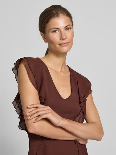 Frauenmodel trägt Abendkleid mit Schmetterlingsärmeln und Volants von Rinascimento, Chiffon in Braun, Nahaufnahme Oberkörper. Taillierter Schnitt, V-Ausschnitt, Rückenlänge bei Größe S: 148 cm, Brustweite: 40 cm, Ärmellänge: 9 cm.