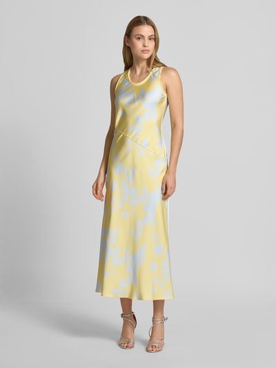 Frauenmodel trägt Fließendes Etuikleid aus Satin Modell 'SUB' von MAX&Co., Optik: Allover-Muster, Maxi-Länge, Rundhals, Passform: fließend, Crépon-Doppelbesätze, asymmetrische Diagonalnähte, breite Träger, Lingerie-Stil, ungefüttert, Materialverarbeitung: Satin, zart gelbes und hellblaues Muster, glatte glänzende Textur, Ganzkörperansicht von vorne.