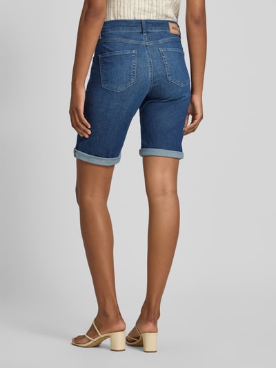 Frauenmodel trägt Jeansshorts mit Eingrifftaschen von Angels aus Baumwoll-Elasthan-Mix, Regular-Fit, Dunkelblau, Umschlag; Ganzkörperansicht Rückansicht.
