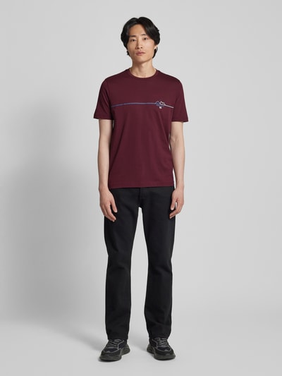 Christian Berg Men T-Shirt mit Motiv- und Statement-Print Bordeaux 1