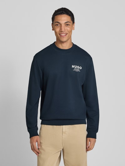 Mannelijk model draagt donkerblauw Regular Fit Sweatshirt uit pure katoen model 'Nespon' van HUGO, Heren sweatshirt, totaalbeeld voorkant.