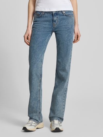 Kobiecy model nosi Straight Fit Jeans aus Baumwoll-Mix Modell 'GAMERA_B' od Hugo Blue w stylu denim, z 5 kieszeniami, łatą z logo, nitami, szlufkami, zapięciem na guzik i ukryty zamek, kolor niebieski, gładka tekstura, widok całej sylwetki z przodu.