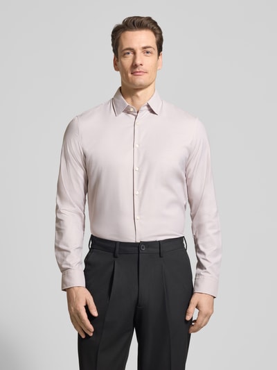 Männermodel trägt Slim Fit Business-Hemd mit Kentkragen von Jake*s, hell, glatte Oberfläche, Knopfleiste, Material-Mix mit Stretch-Anteil, Ganzkörperansicht von vorne. Rückenlänge 71 cm, Schulterbreite 45 cm, Ärmellänge 65 cm bei Größe 39/40.