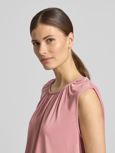 Frauenmodel trägt Loose Fit Blusentop aus Modal-Mix Modell 'FILLI' von Vero Moda, Optik: Unifarben, Materialverarbeitung: Stretch, Nahaufnahme Oberkörper.