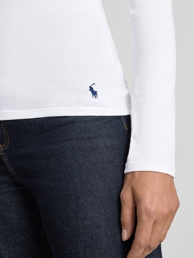 Vrouwenmodel draagt regular fit pyjama uit katoenmix van Polo Ralph Lauren, Dames pyjama, detailopname heup en hand.