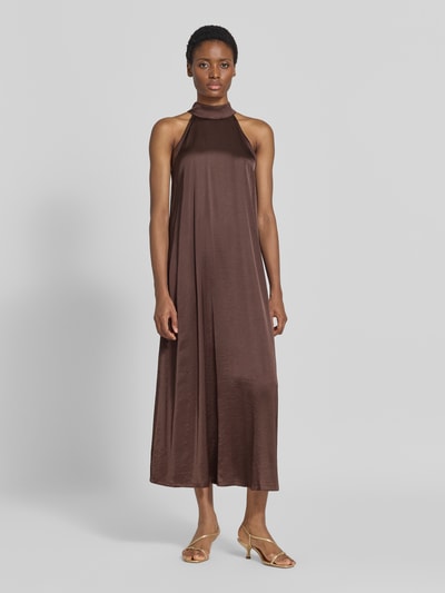 Frauenmodel trägt Maxikleid aus Satin mit Viskose-Anteil Modell 'Zuzeelani' von mbyM, ärmellos, braun, Ganzkörperansicht von vorne.