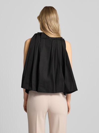 Frauenmodel trägt Bluse mit Umlegekragen und Rüschen von Rinascimento, schwarz, Baumwoll-Mix, Loose Fit, Rückenansicht, Ganzkörperansicht Rückansicht.