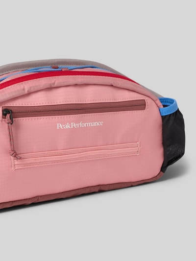 Produktfoto, Bauchtasche mit Label-Detail van PEAK PERFORMANCE in roze, rood, blauw, hoofdvak met ritssluiting, verstelbare riem, binnenvak, zijvak, breedte 41 cm, lengte 18 cm, diepte 7 cm, bandlengte 65 cm