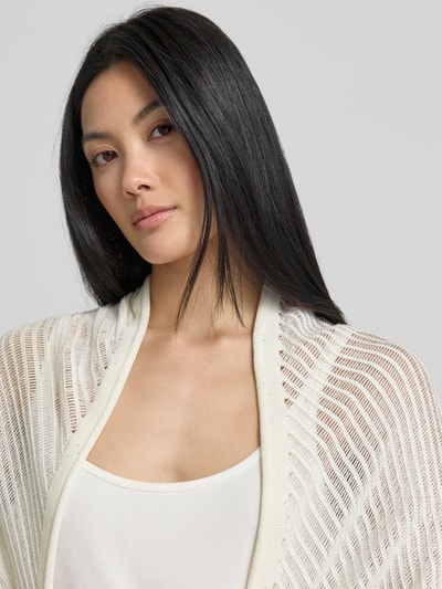 Frauenmodel trägt Relaxed Fit Cardigan aus Viskose-Mix mit Baumwoll-Anteil von s.Oliver BLACK LABEL, Optik: Unifarben, Struktur, Ajour-Strick, Nahaufnahme Oberkörper