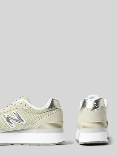 Produktfoto, Sneaker mit Logo-Detail von New Balance in Beige mit silbernen Akzenten, abgerundete Passform, Schnürverschluss, profilierte Sohle