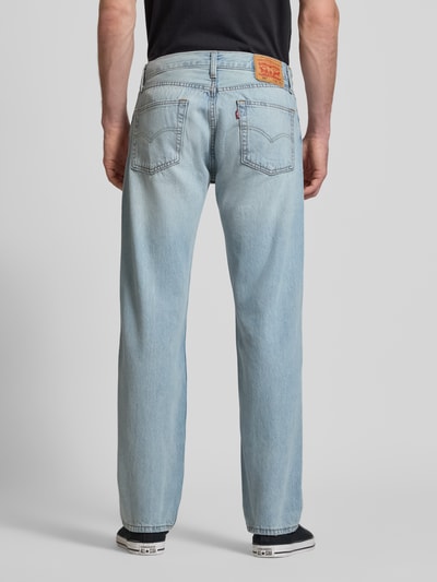 Männermodel trägt Relaxed Straight Fit Jeans im Used-Look Modell '555' van Levi's®, puur katoen, steekzakken, ganzkörperansicht rückansicht.