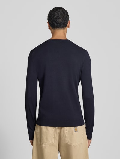 Männermodel trägt Regular Fit Pullover aus Viskose-Mix Modell 'WYLER' von ONLY, dunkelblau, glatte Struktur, Ganzkörperansicht Rückansicht, Herren Pullover von ONLY & SONS.