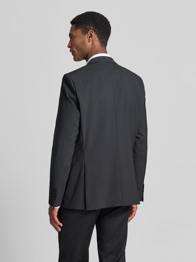 Männermodel trägt schwarzes Slim-Fit 2-Knopf-Sakko mit Pattentaschen Modell 'Allan' von DIGEL aus Material-Mix mit Schurwoll-Anteil, Ganzkörperansicht Rückansicht. Rückenlänge 73 cm, Schulterbreite 45 cm, Ärmellänge 67 cm, Reverskragen.
