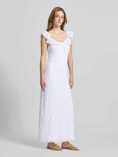 Frauenmodel trägt Midikleid mit Spitze und Schleifen-Detail von Gina Tricot, Material-Mix mit Stretch-Anteil, Volants, Körpernaher-Schnitt, Ganzkörperansicht von vorne.