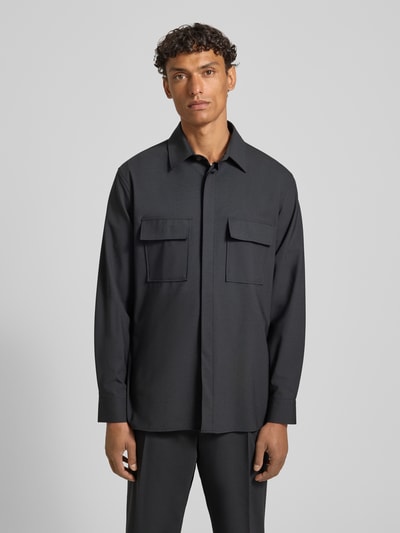 Männermodel trägt Relaxed Fit Hemdjacke mit Schurwoll-Anteil Model 'Arion' von DIGEL, dunkel, Brusttaschen, Umlegekragen, Ganzkörperansicht von vorne.