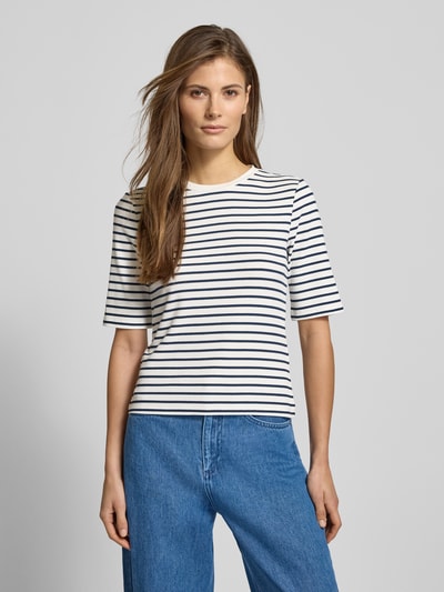Frauenmodel trägt Geripptes T-Shirt mit Streifenmuster - curated by Tinvcb von SIC, weiß-blau, Regular Fit, Rundhalsausschnitt, Halbarm, Ganzkörperansicht von vorne.