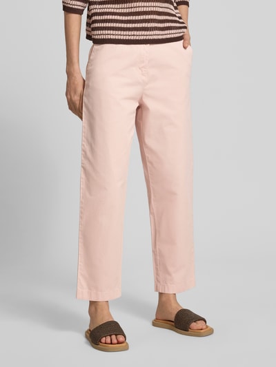 Frauenmodel trägt Chino mit Paspeltaschen am Gesäß von Jake*s Casual in Hellrosa, Relaxed-Fit, mit Eingrifftaschen und verkürzter Passform, Ganzkörperansicht von vorne.
